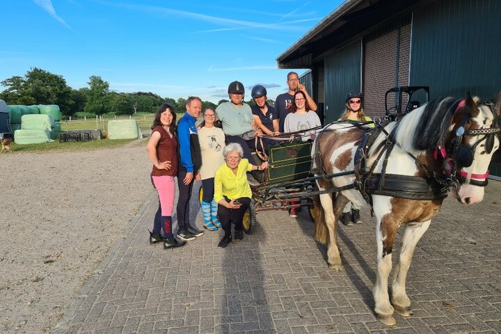Woudenberg - Groepsfoto met paard - Buitenhof Reizen begeleide vakanties voor mensen met een verstandelijke beperking.
