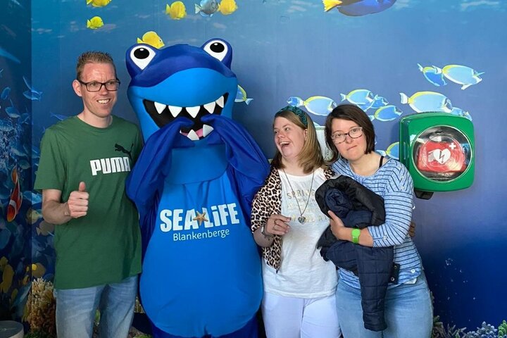 Belgische kust - Groepje met Sea Life mascotte - Buitenhof Reizen begeleide vakanties voor mensen met een verstandelijke beperking