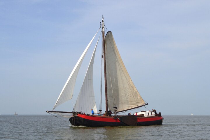 Zeilen in Friesland zeilboot op water - Buitenhof Reizen begeleide vakanties voor mensen met een verstandelijke beperking