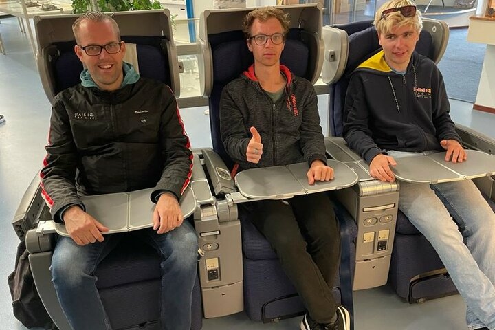 Texel - Reizigers in vliegtuigstoel - Buitenhof Reizen begeleide vakanties voor mensen met een verstandelijke beperking.